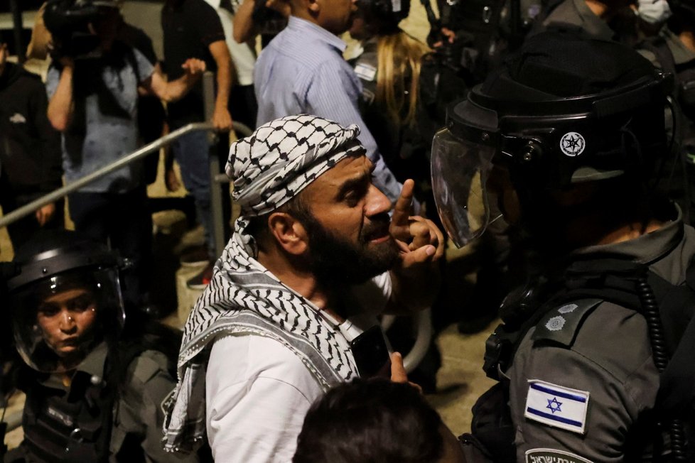 Střet izraelské policie s palestinskými věřícími si vyžádal desítky zraněných.
