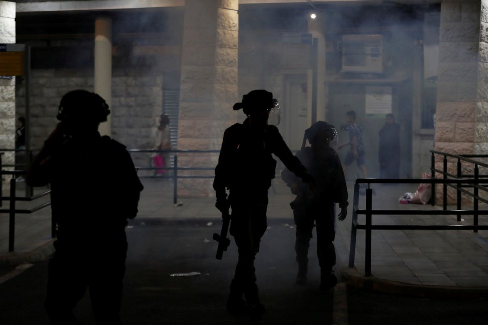 Střet izraelské policie s palestinskými věřícími si vyžádal desítky zraněných.