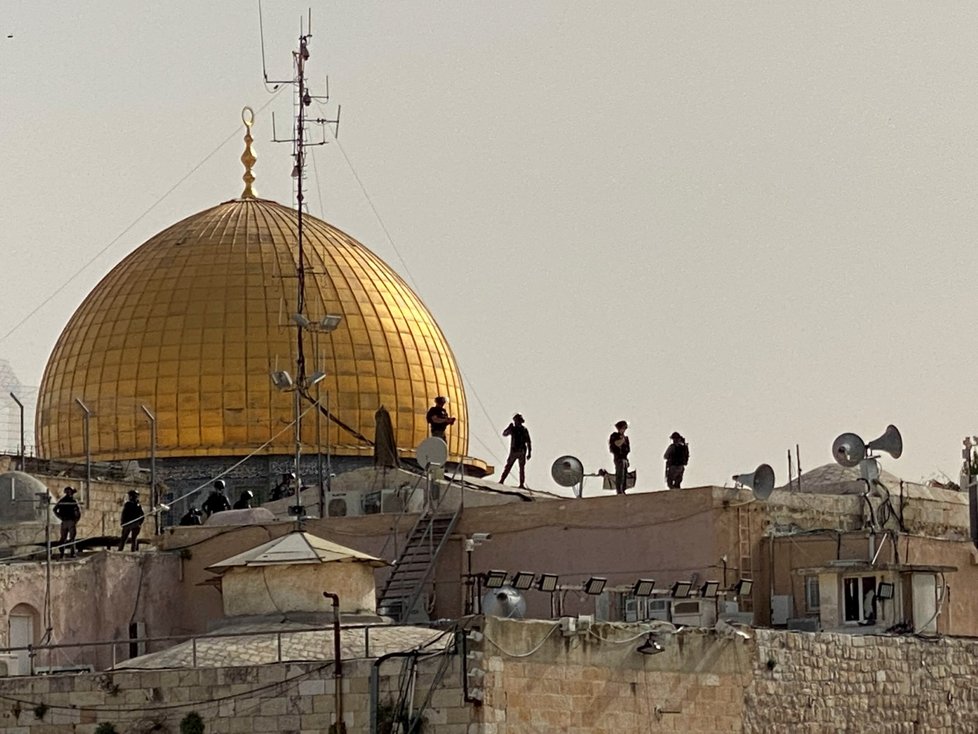 Střet izraelské policie s palestinskými věřícími si vyžádal desítky zraněných.