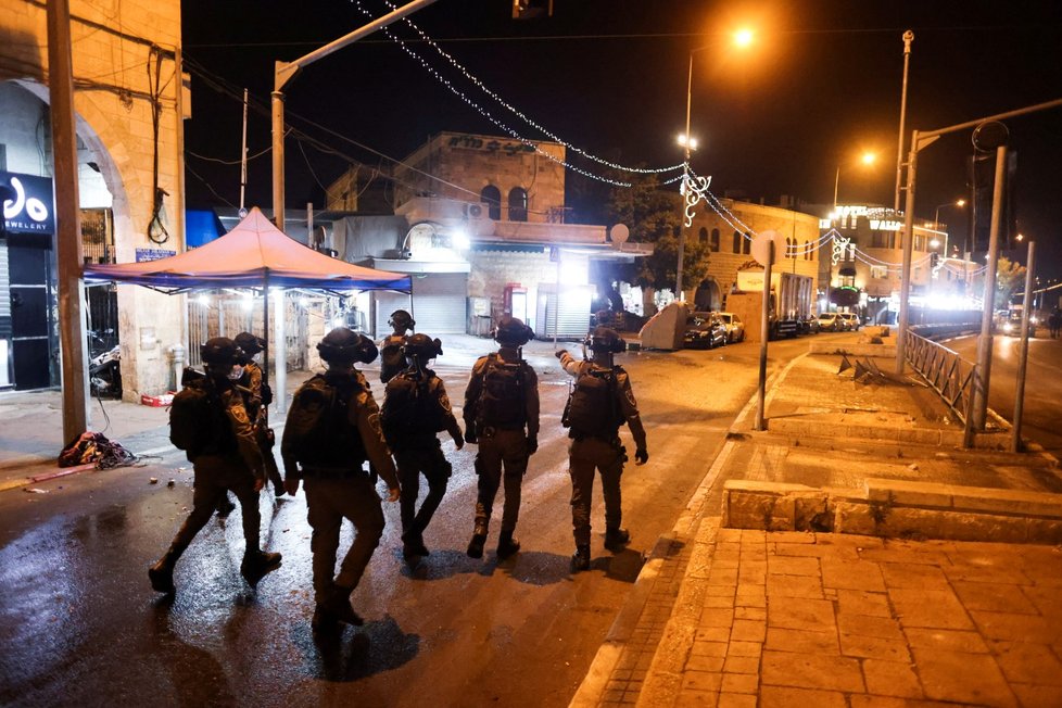 Střet izraelské policie s palestinskými věřícími si vyžádal desítky zraněných.
