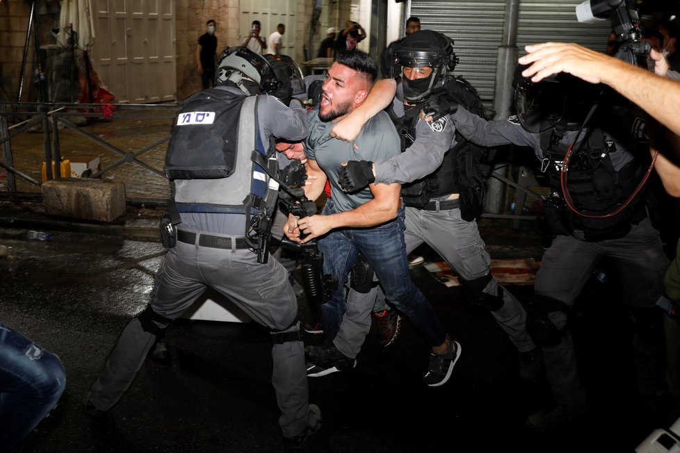 Střety mezi policií a Palestinci v Jeruzalémě.