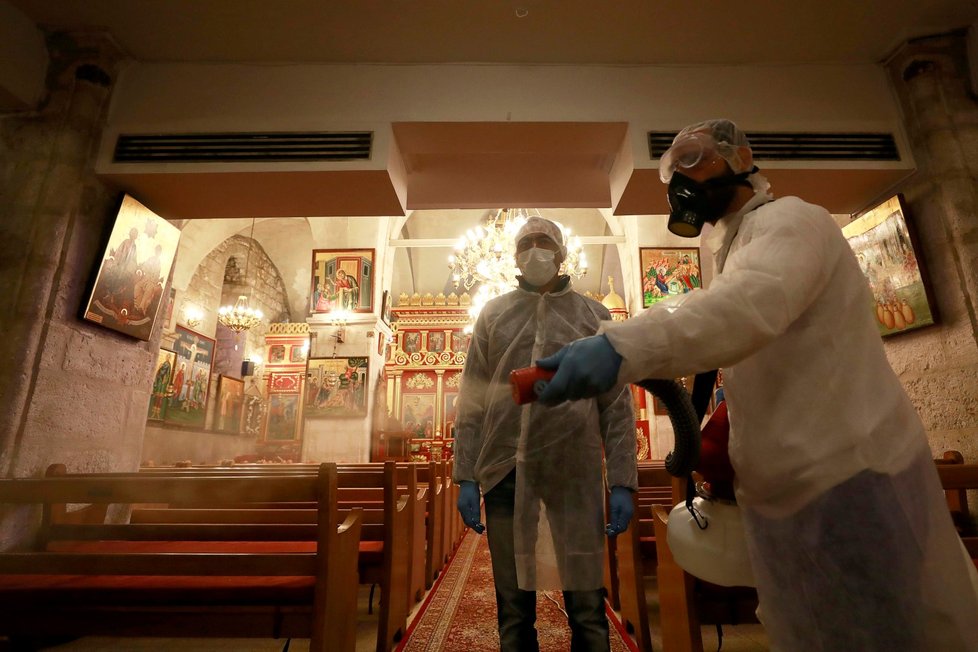 Hygienici dezinfikují izraelský kostel.