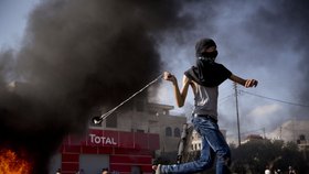 Nepokoje mezi Palestinci a Izraelci se vyhrotily v říjnu, kdy zemřelo na 40 lidí. Palestinci vyhlásili na pátek den neklidu, Izrael mobilizuje bezpečnostní síly.
