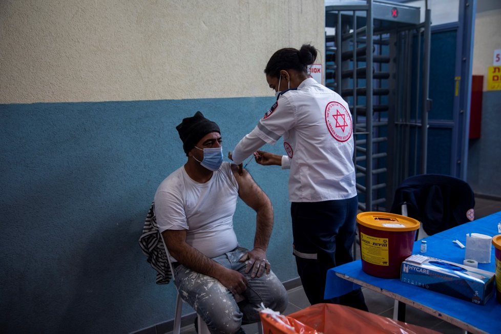 Izrael začal vakcínou Moderna očkovat palestinské dělníky (8. 3. 2021)