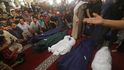 Palestinci v Gaze pohřbívají své padlé (8.10.2023)