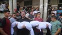 Palestinci v Gaze pohřbívají své padlé (8.10.2023)