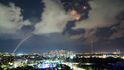 Systém Iron Dome sestřeluje rakety hnutí Hamás nad Aškelonem (19.10.2023)