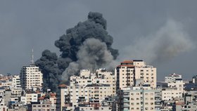 Po izraelských úderech v Gaze stoupá dým (7.10.2023)