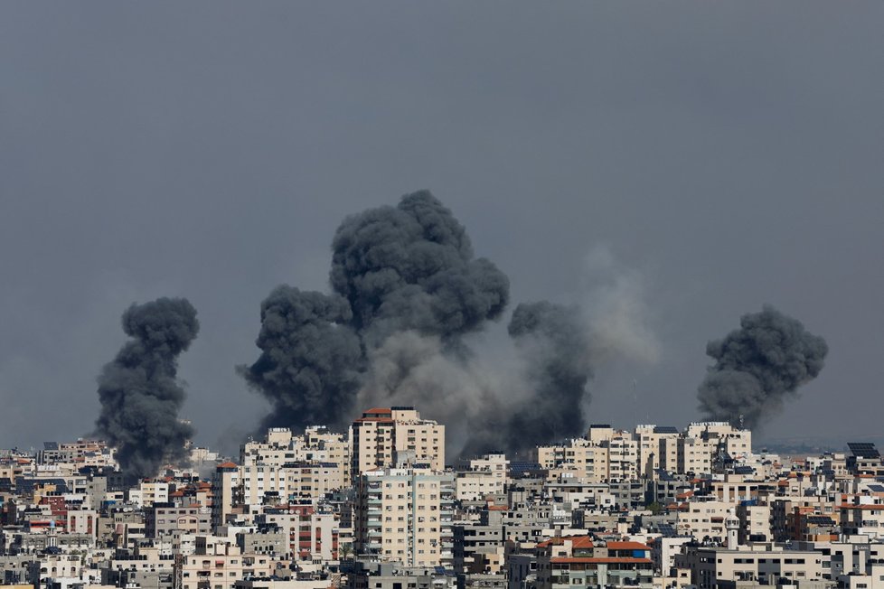 Po izraelských úderech v Gaze stoupá dým (7.10.2023)