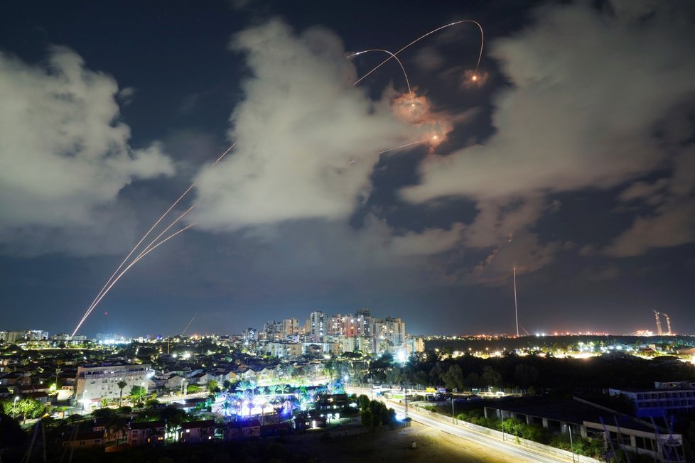 Systém Iron Dome sestřeluje rakety hnutí Hamás nad Aškelonem (19.10.2023)