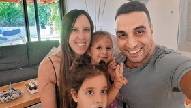 Srdceryvný výstup rodičů dětí, které unesl Hamás: Přes obrazovky prosili za jejich propuštění. Na snímku Joni Asher s unesenou manželkou a jejich dcerami.