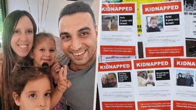 Srdceryvný výstup rodičů dětí, které unesl Hamás: Přes obrazovky prosili za jejich propuštění. Na snímku plakáty s fotkami unesených.
