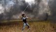 Někteří palestinští protestující házeli po izraelské armádě kameny.