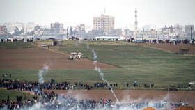 Izraelská armáda rozháněla protestující Palestince pomocí slzného plynu.