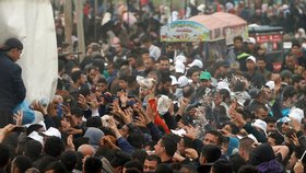 Ve stanovém městečku protestujících Palestinců byla o jídlo tlačenice.