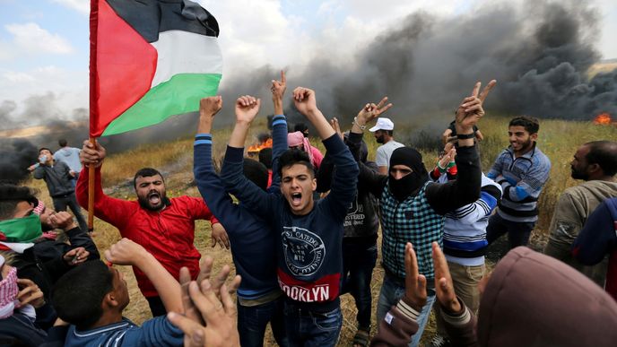 Protestující Palestinci na hranicích pásma Gazy.