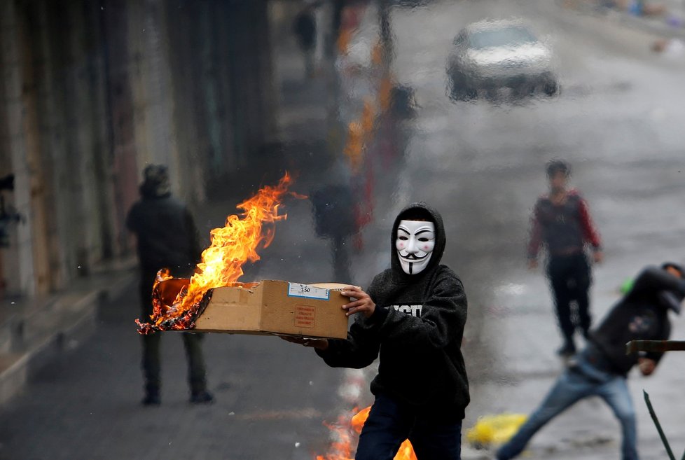 Palestinští protestující se střetli s Izraelskou armádou.