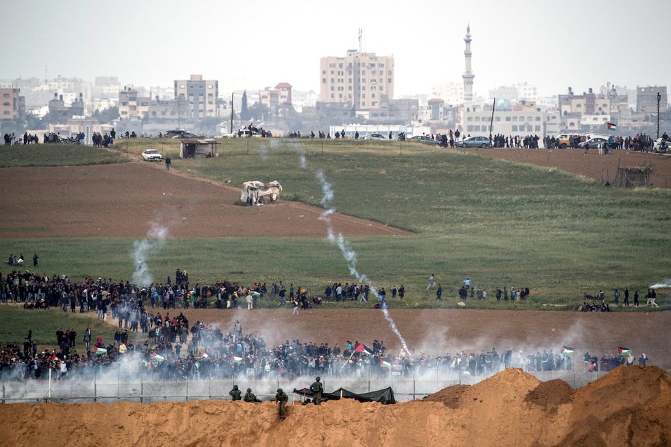 Izraelská armáda rozháněla protestující Palestince pomocí slzného plynu.