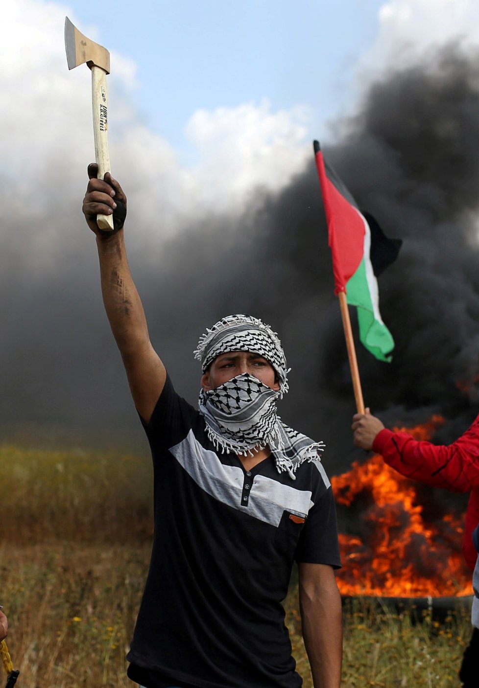 Protestující Palestinci požadují právo návratu na své území.