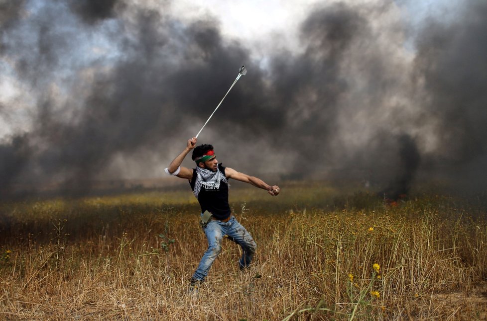 Někteří palestinští protestující házeli po izraelské armádě kameny.