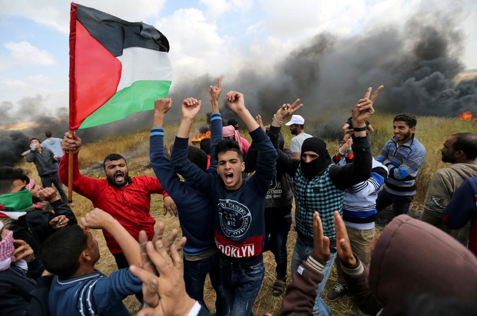 Protestující Palestinci na hranicích Pásma Gazy.