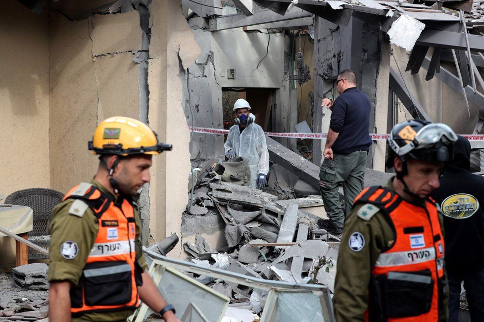 Raketa vypálená zřejmě z Pásma Gazy zasáhla v Izraeli bytový dům. Zraněno bylo sedm lidí včetně dětí. (25. 3. 2019)