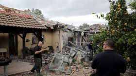Raketa vypálená zřejmě z Pásma Gazy zasáhla v Izraeli bytový dům. Zraněno bylo sedm lidí včetně dětí. (25. 3. 2019)