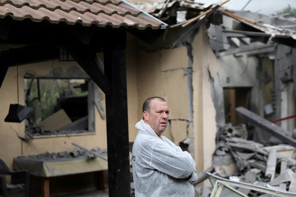 Raketa vypálená zřejmě z Pásma Gazy zasáhla v Izraeli bytový dům. Zraněno bylo sedm lidí včetně dětí. (25. 3. 2019)