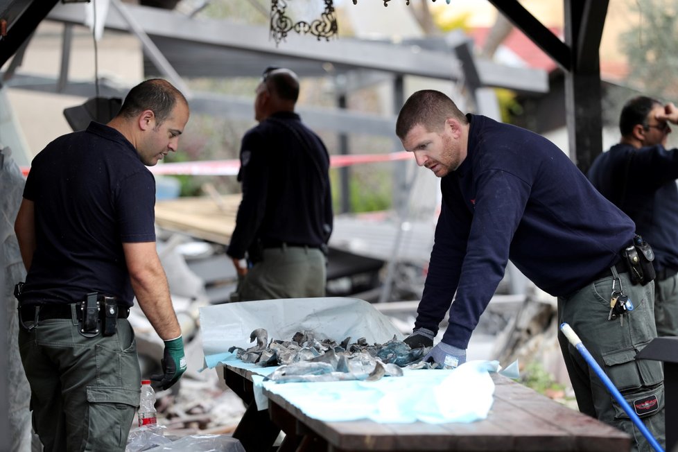 Raketa vypálená zřejmě z Pásma Gazy zasáhla v Izraeli bytový dům. Zraněno bylo sedm lidí včetně dětí. (25. 3. 2019)