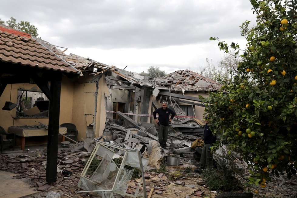 Raketa vypálená zřejmě z Pásma Gazy zasáhla v Izraeli bytový dům. Zraněno bylo sedm lidí včetně dětí. (25.3.2019)