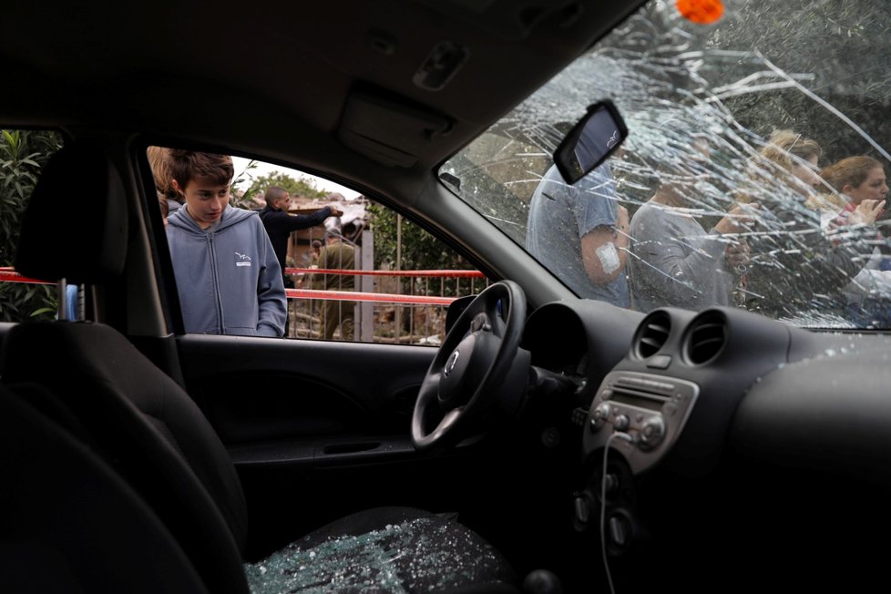 Raketa vypálená zřejmě z Pásma Gazy zasáhla v Izraeli bytový dům. Zraněno bylo sedm lidí včetně dětí. (25. 3. 2019)