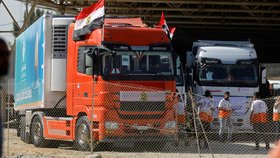 Kamiony s humanitární pomocí pro Pásmo Gazy na hraničním přechodě Rafáh v Egyptě. (21.10.2023)
