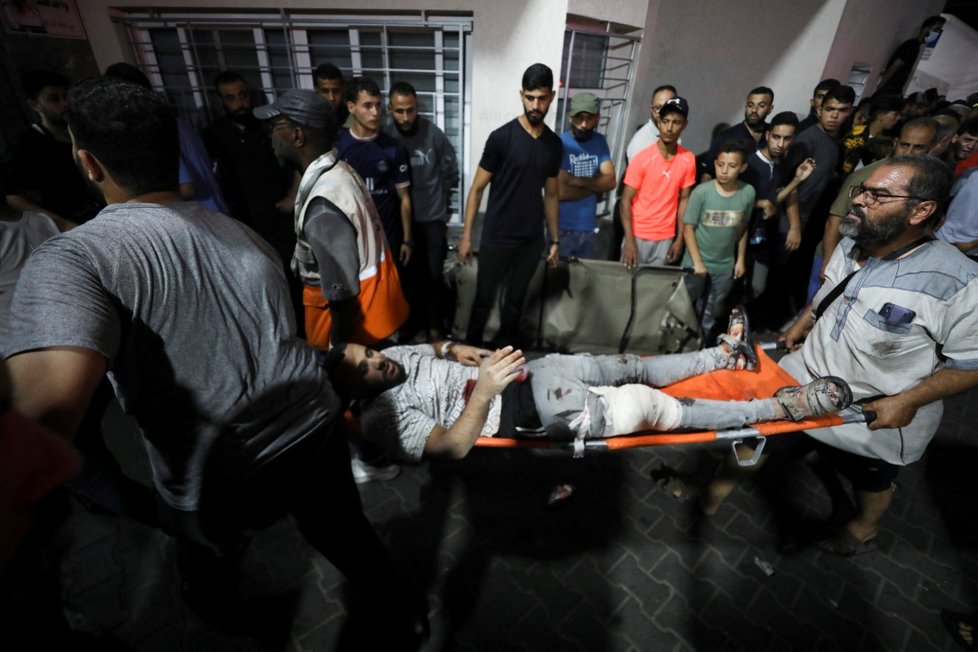Následky úderu na na nemocnici Al-Ahlí ve městě Gaza. (17.10.2023)
