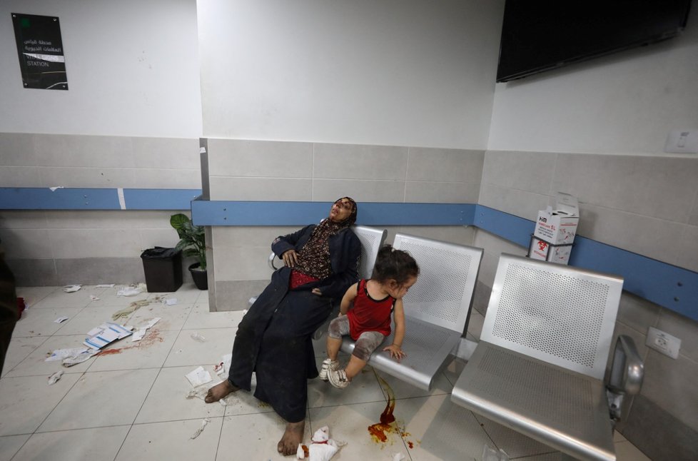 Následky úderu na na nemocnici Al-Ahlí ve městě Gaza. (17.10.2023)