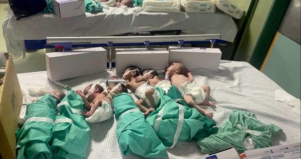 Oběti z areálu největší nemocnice v Gaze skončily v hromadném hrobě. Mezi 179 těly bylo i 7 novorozenců
