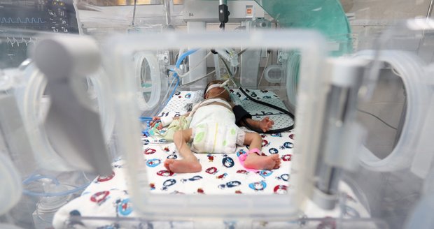 Obří nemocnice je bez proudu, v okolí zuří boje. Palestinská ministryně lhala o desítkách mrtvých dětí