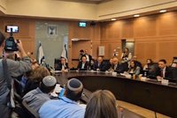 „Naše děti umírají.“ Zoufalí příbuzní rukojmích Hamásu vtrhli mezi izraelské poslance