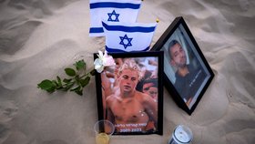 Přátelé obětí řádění teroristů z Hamásu se sešli na pláži u Tel Avivu. (11.11.2023)