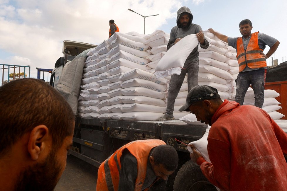 UNRWA distribuuje humanitární pomoc pro Pásmo Gazy.