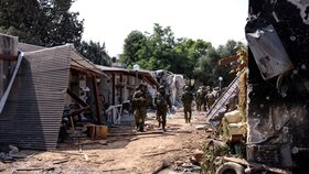 Následky řádění radikálů Hamásu v izraeském kibucu Kfar Aza