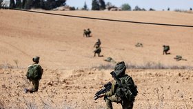 Izraelští vojáci v kibucu Kfar Aza (10.10.2023)