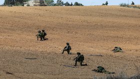 Izraelští vojáci v kibucu Kfar Aza (10.10.2023)
