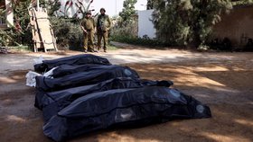 Oběti radikálů z hnutí Hamás v izraelské kibucu Kfar Aza