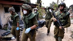 Následky řádění radikálů Hamásu v izraeském kibucu Kfar Aza.