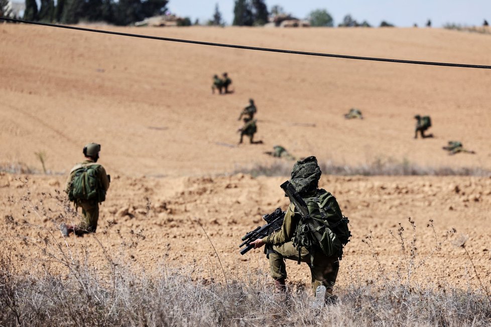 Izraelští vojáci v kibucu Kfar Aza. (10.10.2023)