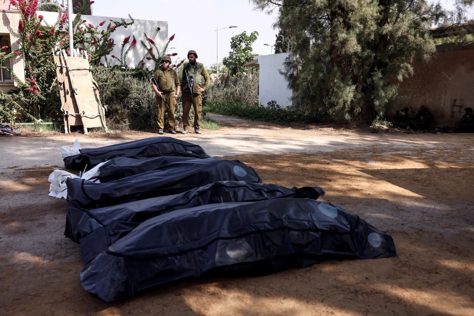 Oběti radikálů z hnutí Hamás v izraelské kibucu Kfar Aza.
