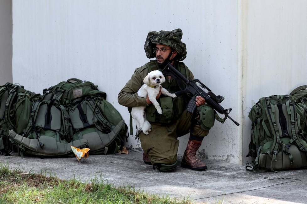 Izraelští vojáci v kibucu Kfar Aza. (10.10.2023)