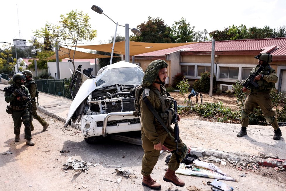 Následky řádění radikálů Hamásu v izraeském kibucu Kfar Aza.