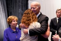 Biden v Tel Avivu objímal záchranáře a blízké obětí teroru. Netanjahu ho označil za „opravdového přítele“