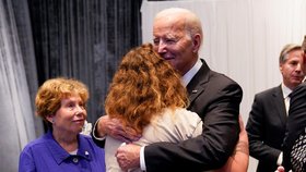 Biden v Tel Avivu objímal záchranáře a blízké obětí teroru. Netanjahu ho označil za „opravdového přítele“